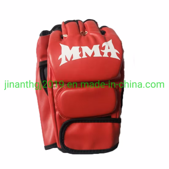 Allenamento con sacchi di sabbia per boxe MMA. Usa i guantoni da boxe
